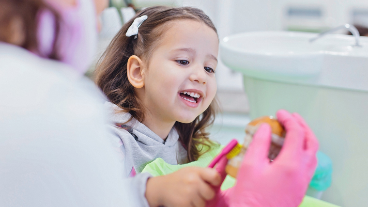 Do stomatologa z uśmiechem – jak pokonać u dziecka strach przed dentystą?